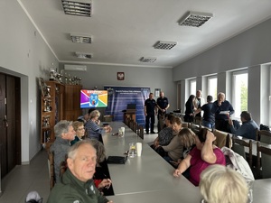 Policjanci prowadzą spotkanie z seniorami.