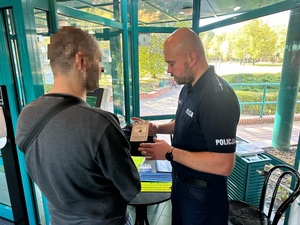 Policjant rozmawia z klientem ZUS.