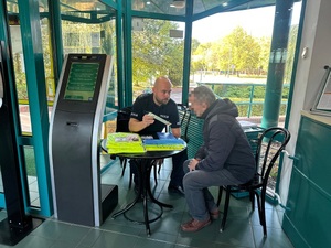 Policjant rozmawia z klientem ZUS.