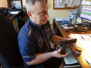 St. asp. Radosław Szulc z zabezpieczoną bronią i amunicją