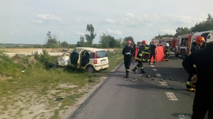 Zdjęcie przedstawia służby ratunkowe na miejscu wypadku śmiertelnego, w którym zginął 25-letni motocyklista.