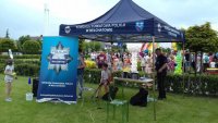 Policjanci z PP w Kleszczowie na pikniku z okazji Dnia Dziecka, który odbył się 2 czerwca 2019 roku w Solparku w Kleszczowie. Policjanci podczas pikniku pokazują radiowóz policyjny , motocykl, prezentują wyszkolenie psa służbowego oraz  znakują rowery i promują zawód policjanta.