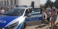 uczniowie w KPP w Bełchatowie, policjanci pokazują dzieciom radiowóz