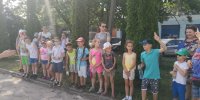 uczniowie w KPP w Bełchatowie, policjanci przepytują dzieci z zasad bezpieczeństwa podczas wakacji