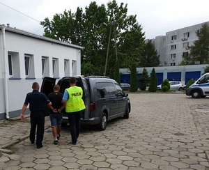 Podejrzany o rozbój w eskorcie policjantów