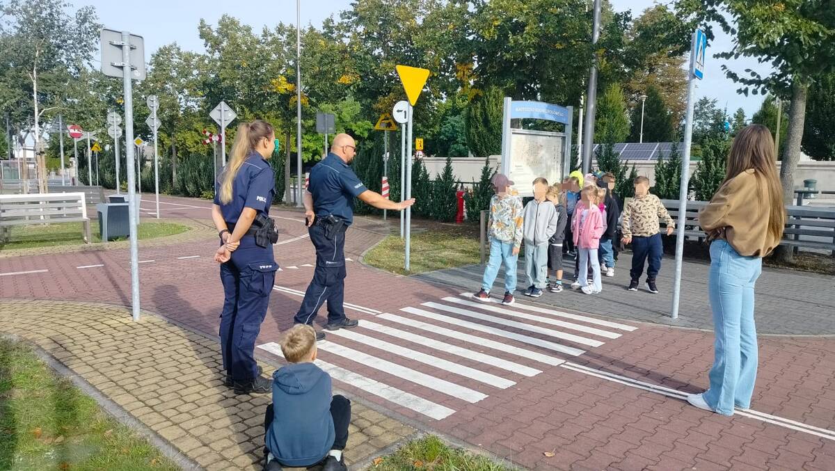 Bełchatowscy dzielnicowi uczyli pierwszoklasistów z Łękińska bezpiecznej drogi do szkoły