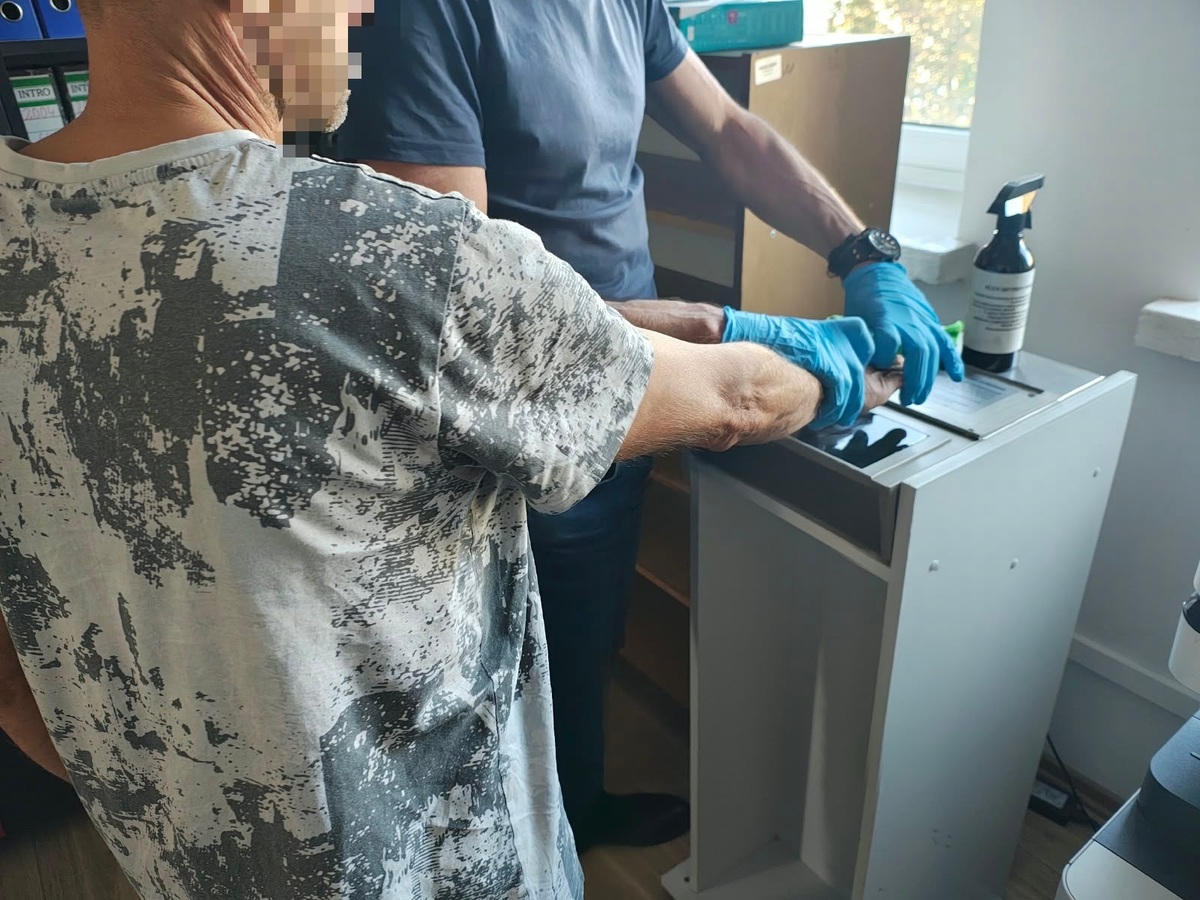44-latek uszkodził dwa samochody w Bełchatowie